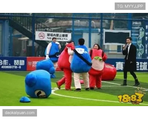 刚刷到韦世豪排队买菜，拖鞋配名牌袋，旁边阿姨笑出声…